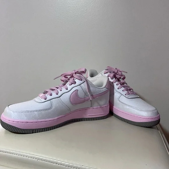 Nike Air Force 1 in White and Light Pink - Picture 2 of 7